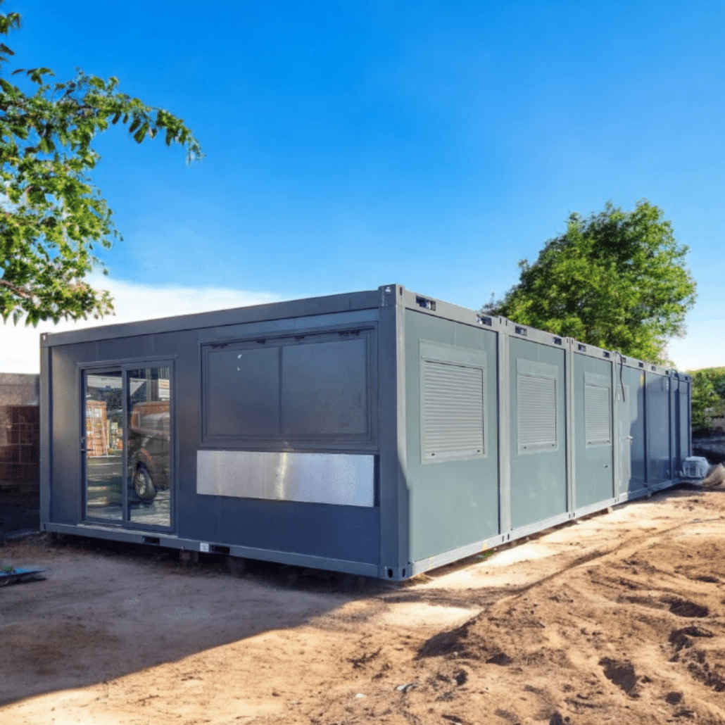 Bungalow préfabriqué avec un auvent.