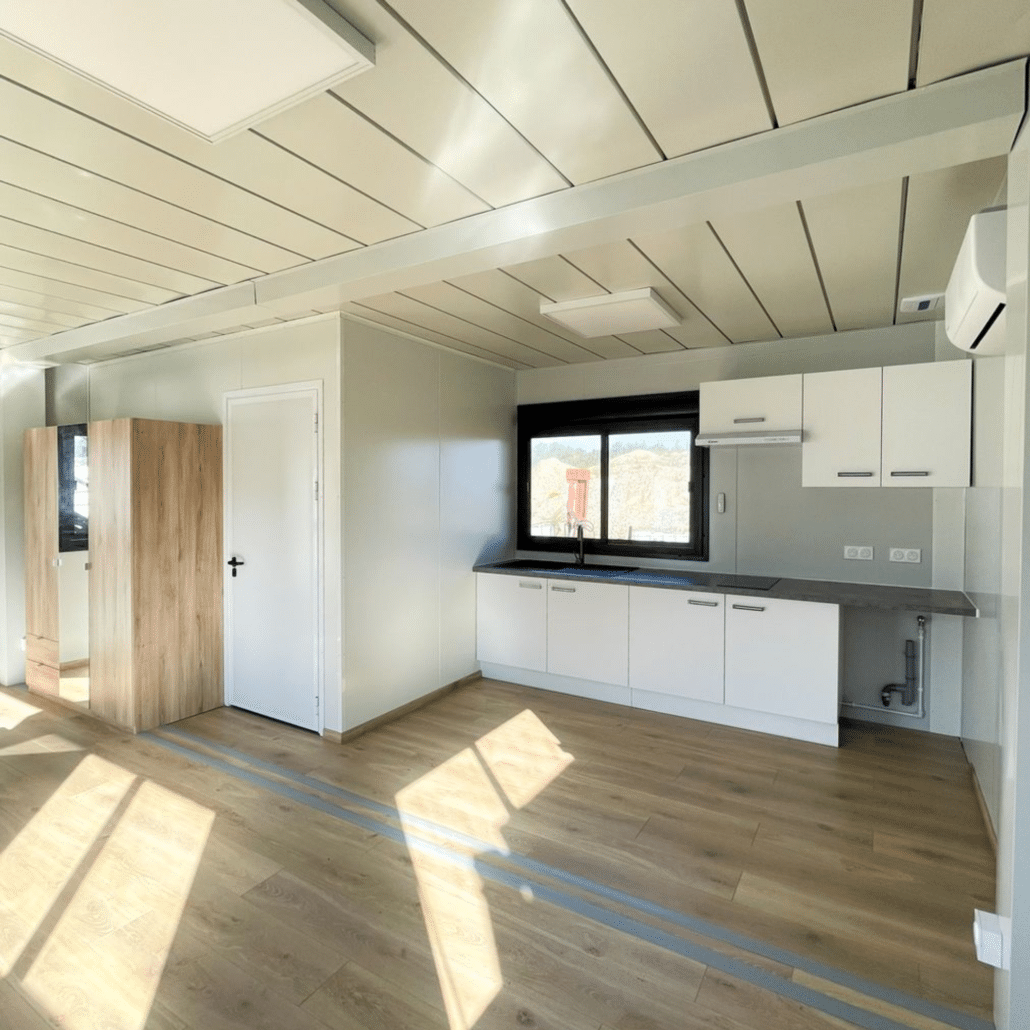 Préfabriqué chambre et bureau aménagé.