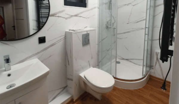 salle de bain aménagé dans un bungalow moderne